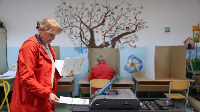 prvi-preliminarni-rezultati-izbora-u-bih-i-republici-srpskoj-haos-zbog-elektronskog-glasanja,-dodik-proglasio-pobedu,-stanivukovic-glasao-sa-bakom-(foto,-video)