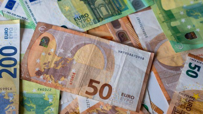 dramatican-pad-evra!-valuta-potonula-na-najnizi-nivo-u-poslednjih-17-meseci:-pariz-i-madrid-u-problemu,-investitori-u-strahu