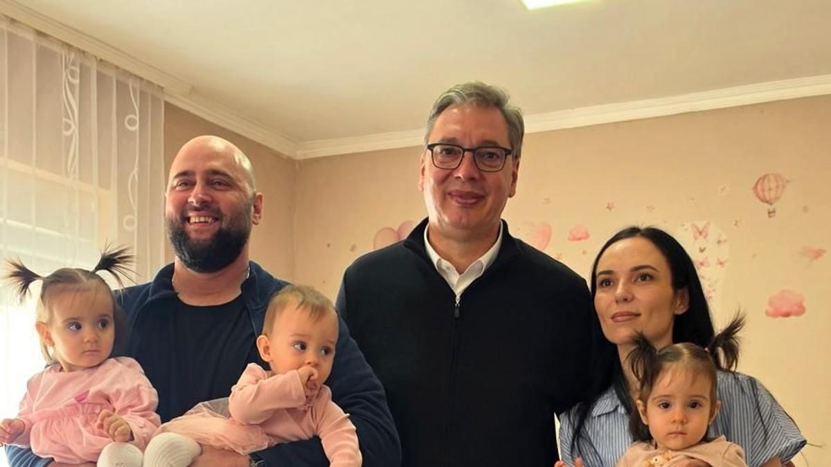 “ovo-je-najlepsa-prica-u-srbiji”-vucic-obisao-prve-trojke-u-srbobranu-milu,-nadu-i-taru “ovo-je-najlepsa-prica-u-srbiji”-vucic-obisao-prve-trojke-u-srbobranu-milu,-nadu-i-taru
