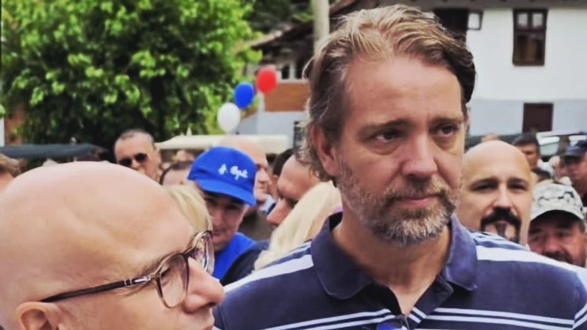 dasic-pruzio-podrsku-vucevicu:-“sa-politickim-protivnicima-se-polemise-argumentima,-a-porodice-se-ostavljaju-van-toga!” dasic-pruzio-podrsku-vucevicu:-“sa-politickim-protivnicima-se-polemise-argumentima,-a-porodice-se-ostavljaju-van-toga!”