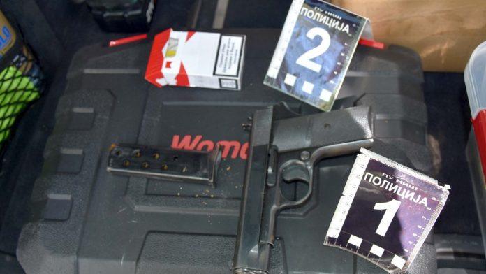 filmsko-hapsenje-u-nisu-sa-pistoljem-za-pojasom-vozio-“bmw”:-u-stanu-osumnjicenog-(47)-pronadeno-oruzje,-droga-i-11.000-kruna-(foto)