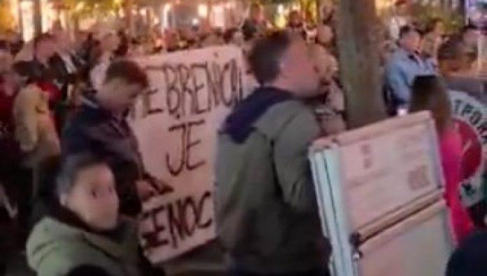 blokaderi-opet-potenciraju-jezivi-znak-koji-pokazuju-prstima;-ljudi-na-mrezama-besni-(video)