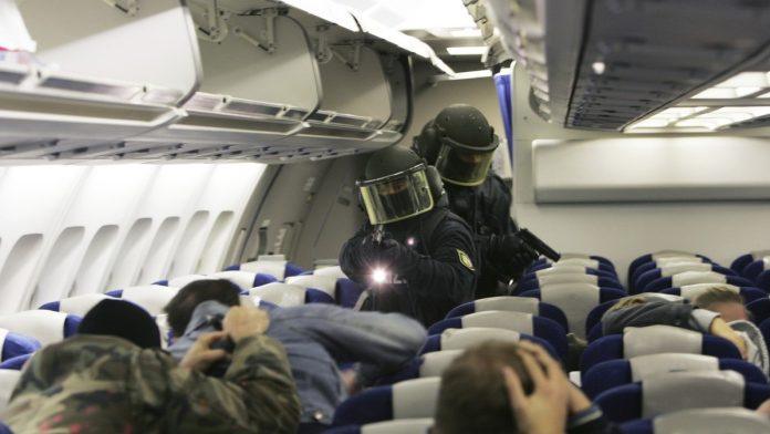 drama-u-avionu-na-balkanu!-putnik-izgovorio-jednu-rec,-let-hitno-otkazan,-stigli-specijalci-i-uhapsili-ga