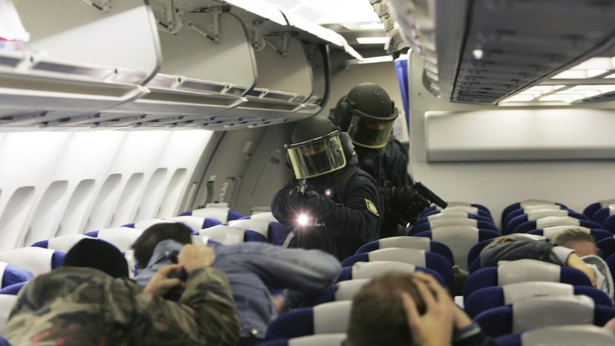 drama-u-avionu-na-balkanu!-putnik-izgovorio-jednu-rec,-let-hitno-otkazan,-stigli-specijalci-i-uhapsili-ga drama-u-avionu-na-balkanu!-putnik-izgovorio-jednu-rec,-let-hitno-otkazan,-stigli-specijalci-i-uhapsili-ga