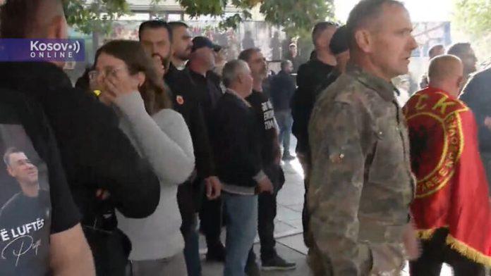 razbijaju-prozore,-bacaju-petarde-–-bacili-i-kurtijevog-poslanika!-tenzije-ispred-parlamenta-u-pristini-zbog-ovk:-demonstranti-blokirali-ulaz-(video)