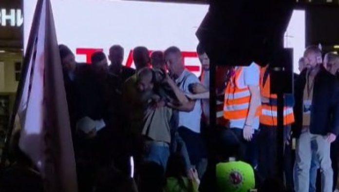 incident-studentske-liste-u-cacku:-blokaderi-se-napili-i-umalo-pobili-oko-mikrofona-(video)