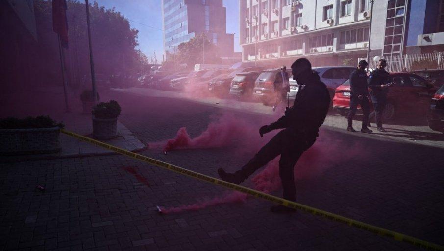 totalni-haos-u-pristini!-pristalice-tzv.-ovk-blokirale-vladu-i-skupstinu,-bacaju-pirotehnicka-sredstva-(video) totalni-haos-u-pristini!-pristalice-tzv.-ovk-blokirale-vladu-i-skupstinu,-bacaju-pirotehnicka-sredstva-(video)