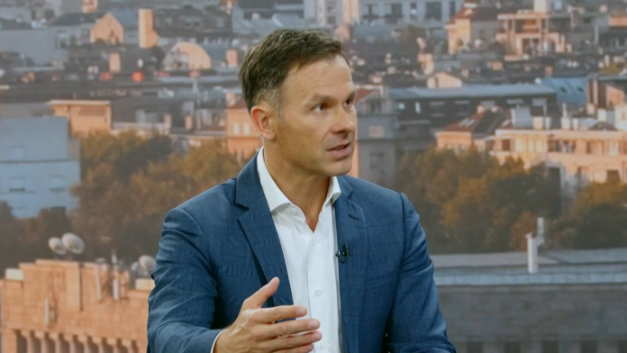 “iza-paravana-studenata-kriju-se-soskic-i-reciklirani-dos-kadrovi”-mali-u-“jutru-na-blic”:-“cilj-nam-je-da-‘ujedinjena-srbija’-dobije-preko-50%-glasova”