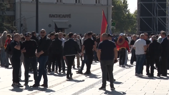 tenzije-u-pristini-ne-jenjavaju!-pristalice-tzv.-ovk-ponovo-na-ulicama,-ceka-se-odluka-o-zakonu-o-specijalizovanim-vecima,-rasporedena-policija