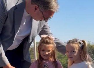 DIRLjIVA SCENA KOD LAJKOVCA: Dve devojčice potrčale u zagrljaj Vučiću (VIDEO) dirljiva-scena-kod-lajkovca:-dve-devojcice-potrcale-u-zagrljaj-vucicu-(video)