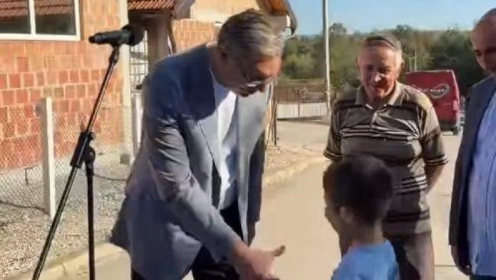 vucic-u-lajkovcu-sreo-malog-tomu:-“hvala-na-poklonu,-junacino!”