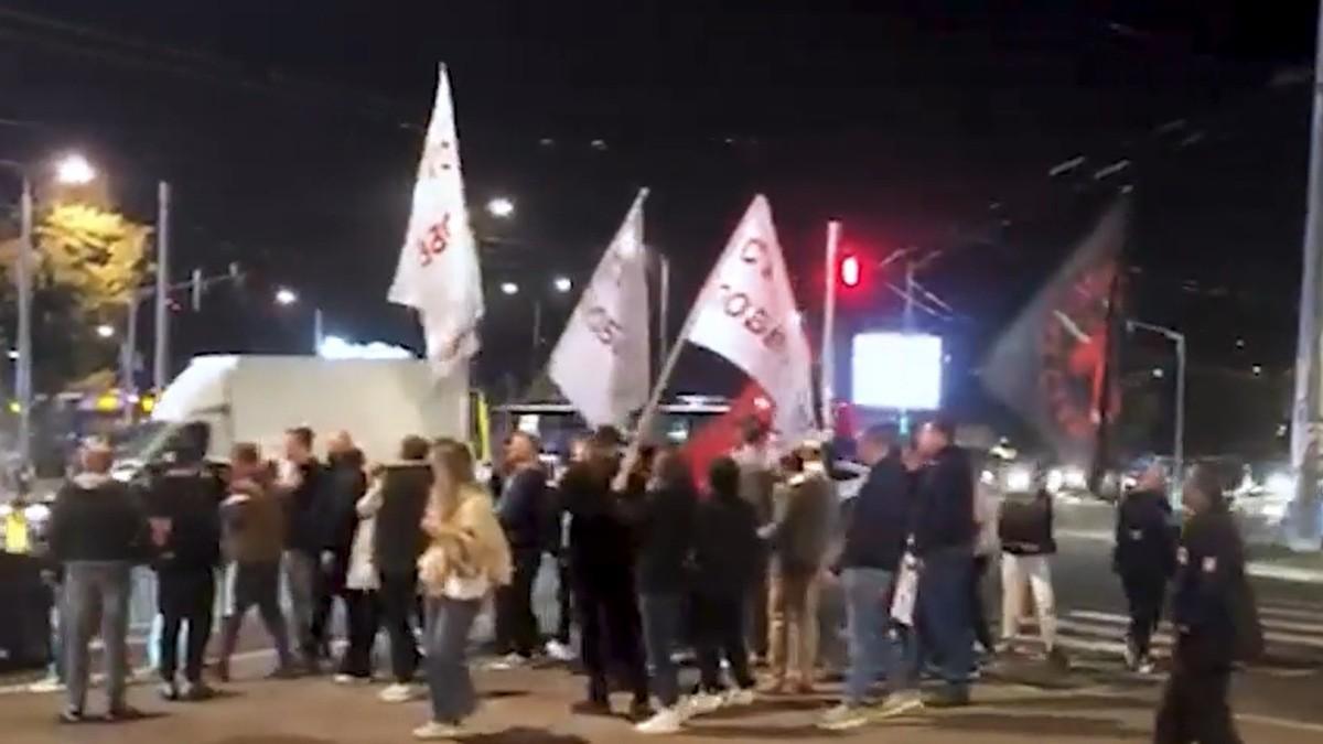 (video)-policija-razdvaja-pristalice-“studentske-liste”-i-liste-“ujedinjena-srbija”-na-konjarniku:-doslo-do-tenzija (video)-policija-razdvaja-pristalice-“studentske-liste”-i-liste-“ujedinjena-srbija”-na-konjarniku:-doslo-do-tenzija