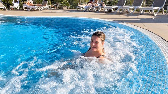 “oktobarsko-kupanje-na-suncu”-milica-milsa-se-brcka-u-bazenu-u-hotelu-sa-pet-zvezdica:-skinula-se-u-kupaci,-a-oko-glumice-suvi-luksuz-(foto)