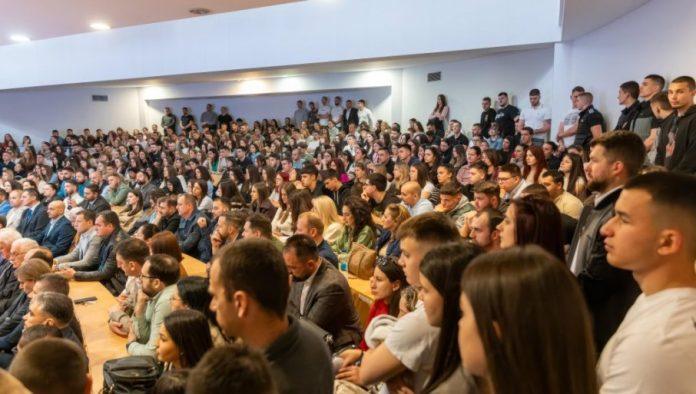 hitna-sednica-studentskih-predstavnika-u-republici-srpskoj:-ogorcenje-zbog-blokaderskih-transparenata-u-studentskim-domovima