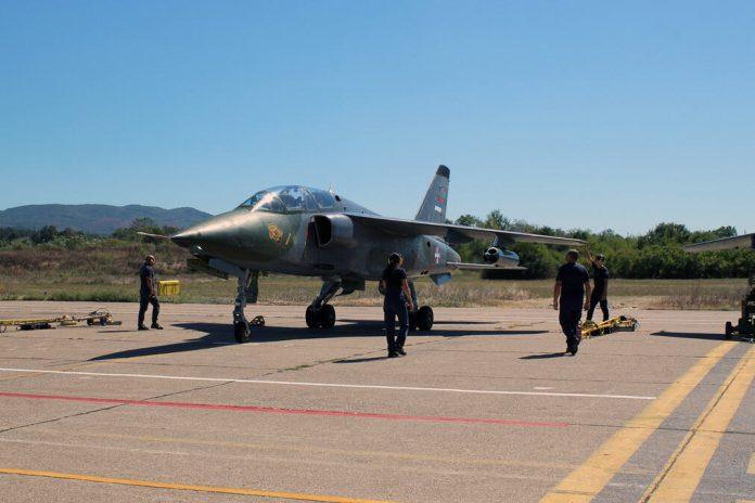 letacka-obuka-u-lovacko-bombarderskoj-avijacijskoj-eskadrili:-piloti-na-„orlovima“-uvezbavaju-slozene-letacke-zadat