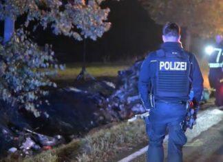 UGAŠENA 4 MLADA ŽIVOTA: Jeziva saobraćajna nesreća u Nemačkoj, vozač preticao kolonu, pa pokosio decu na mopedima (FOTO/VIDEO) ugasena-4-mlada-zivota:-jeziva-saobracajna-nesreca-u-nemackoj,-vozac-preticao-kolonu,-pa-pokosio-decu-na-mopedima-(foto/video)