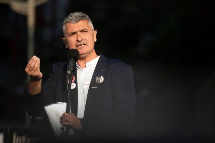 blokaderi-na-prvi-zvizduk-stali-u-red-iza-“kamena-za-kupus”-ovo-sto-gledamo-opisano-je-jos-pre-125-godina,-ali-domanovica-nema-ko-da-cita,-jos-manje-da-razume