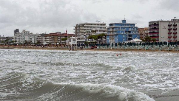 razorne-oluje-na-mediteranu:-crni-oblaci-gutaju-jadran,-na-udaru-omiljene-turisticke-destinacije-–-voda-potapa-sve-pred-sobom razorne-oluje-na-mediteranu:-crni-oblaci-gutaju-jadran,-na-udaru-omiljene-turisticke-destinacije-–-voda-potapa-sve-pred-sobom