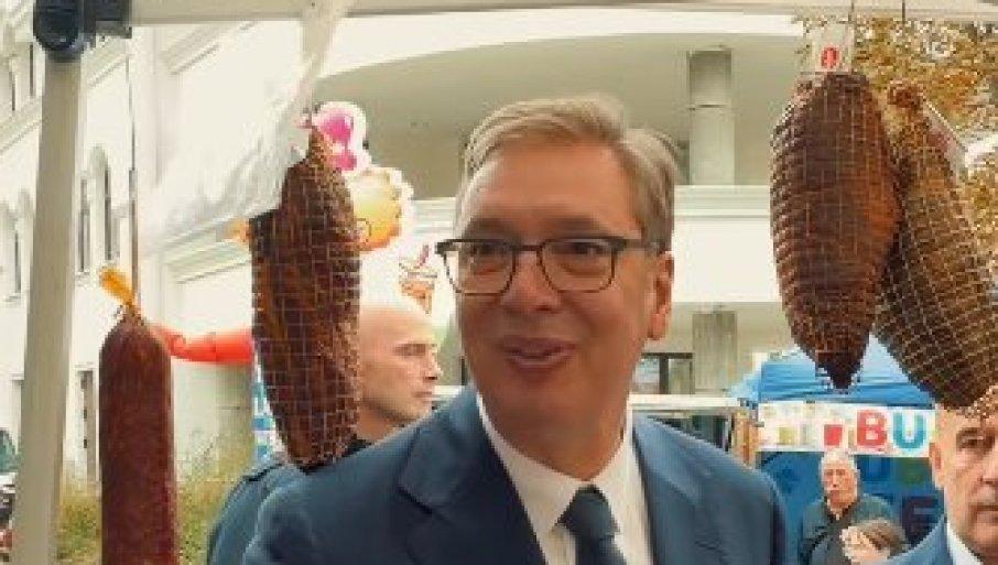 “sremacki-cvarci-u-srcu-sumadije”-vucic-probao-specijalitet:-top-su-ti-cvarci,-pola-kilograma-mi-daj-(video) “sremacki-cvarci-u-srcu-sumadije”-vucic-probao-specijalitet:-top-su-ti-cvarci,-pola-kilograma-mi-daj-(video)