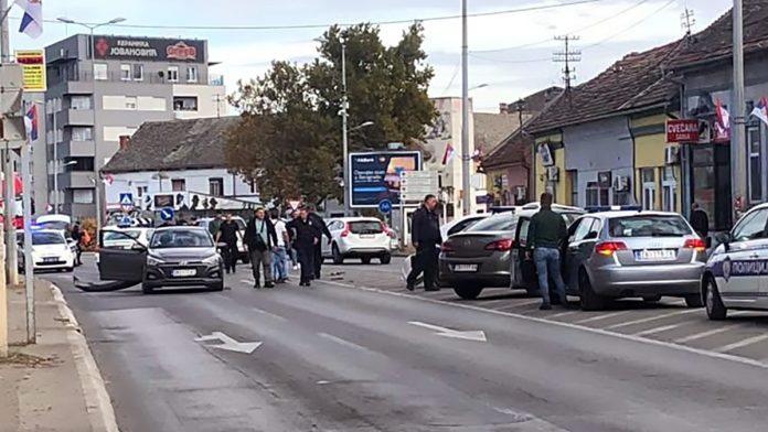 (foto,-video)-filmska-potera-u-zrenjaninu!-izvukao-mladica-iz-bmw-i-izbo-ga-nozem,-policija-ga-savladala-u-naselju-bagljas