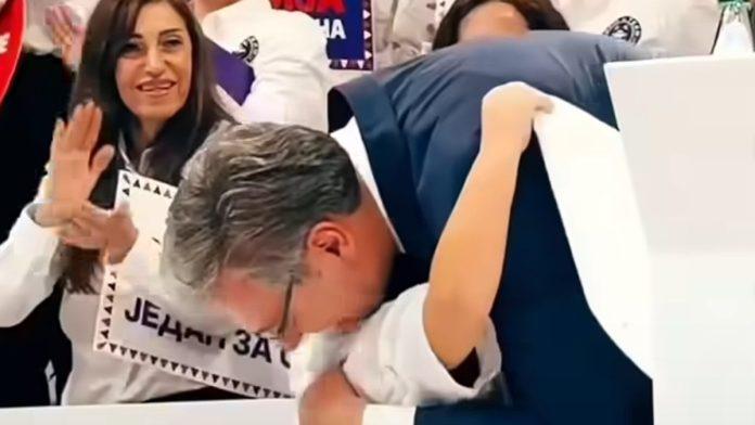 (foto,-video)-decak-prekinuo-vucicev-govor,-a-onda-mu-pokazao-poruku-i-zagrlio-ga-momenat-sa-skupa-u-kragujevcu-odusevio-srbiju!-evo-sta-je-pisalo-na-papiru-koji-je-doneo-malisan:-“sunce-lepo…”