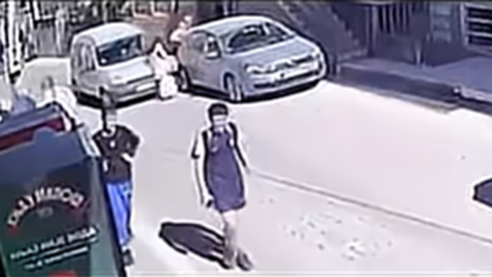 (uznemirujuci-video)-“renoom”-pregazio-devojcicu,-pa-pobegao-i-prodao-vozilo!-horor-ispred-skole-u-novom-pazaru:-automobil-ukrao-sa-gradilista,-motociklista-probao-da-ga-zaustavi