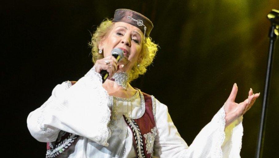 “i-ja-podrzavam-vucica”-lepa-lukic-se-obratila-publici-u-kragujevvcu-(video) “i-ja-podrzavam-vucica”-lepa-lukic-se-obratila-publici-u-kragujevvcu-(video)