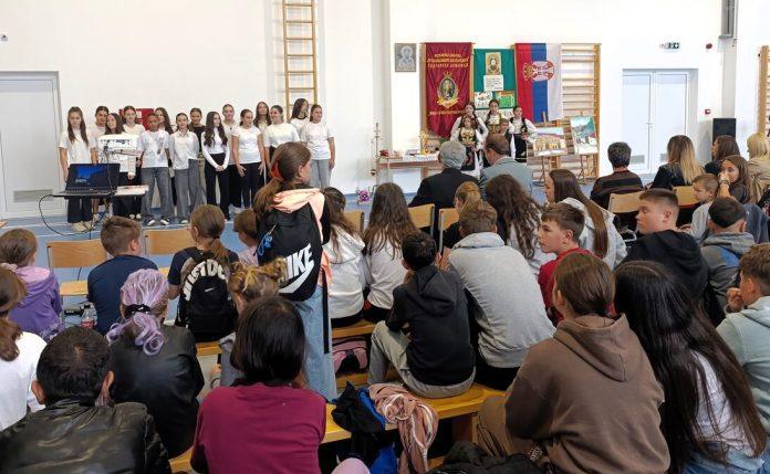 fizicko-u-novoj-fiskulturnoj-sali:-u-os-”kralj-aleksandar-i-karadordevic”-u-jadranskoj-lesnici-(foto)
