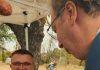 UŽIVANjE NA SRPSKI NAČIN: Vučić probao sremačke čvarke u srcu Šumadije uzivanje-na-srpski-nacin:-vucic-probao-sremacke-cvarke-u-srcu-sumadije