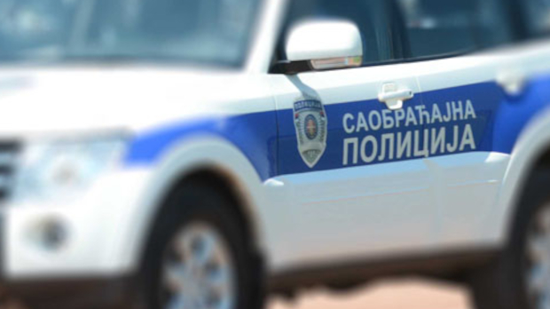 Малолетник-бежао-од-полиције-у-Врању,-ударио-у-службено-возило-и-повредио-неколико-полицајаца Малолетник-бежао-од-полиције-у-Врању,-ударио-у-службено-возило-и-повредио-неколико-полицајаца