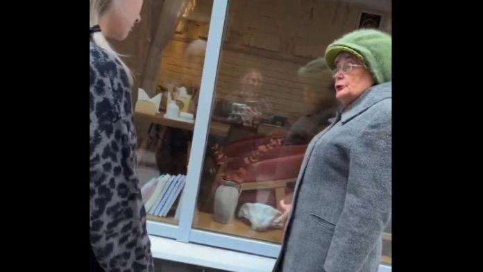 “lici-na-putina”-ruska-penzionerka-napravila-haos-u-kaficu-zbog-figurice-iz-“harija-potera”:-“ovo-je-uvreda,-zvacu-policiju”
