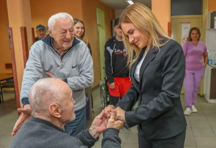 ministarka-stamenkovski-posetila-dom-za-stare-u-uzicu:-za-novo-vozilo-2-miliona-dinara,-radice-se-i-na-povecanju-broja-zaposlenih