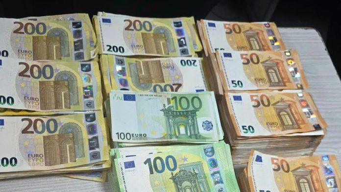 pokusao-da-prenese-220.000-evra-preko-granice-policija-pretresla-“golf-7”-na-granicnom-prelazu-spiljani,-pa-u-fabrickim-supljinama-nasla-gomilu-deviza-(foto)