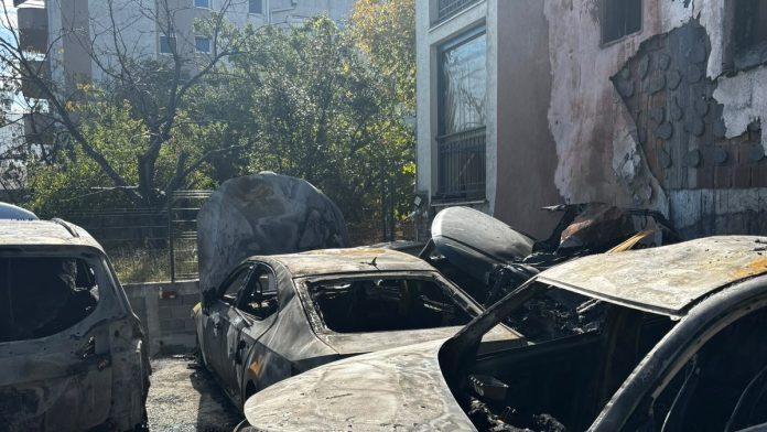 (foto,-video)-prve-slike-sa-mesta-jezivog-pozara-na-zvezdari-zapaljeni-automobili-rent-a-car-agencije,-vatra-ostetila-i-zgradu:-stanari-odmah-evakuisani