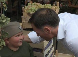 SINIŠA MALI NA OPLENAČKOJ BERBI: Proba, kupuje i razgovara sa građanima sinisa-mali-na-oplenackoj-berbi:-proba,-kupuje-i-razgovara-sa-gradanima