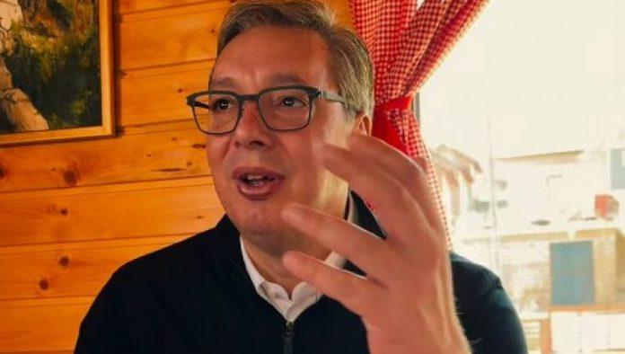 vucic-u-etno-selu-kod-merosine:-uz-jagnjetinu-ispod-saca-narucio-i-nisko-pivo!-(video)