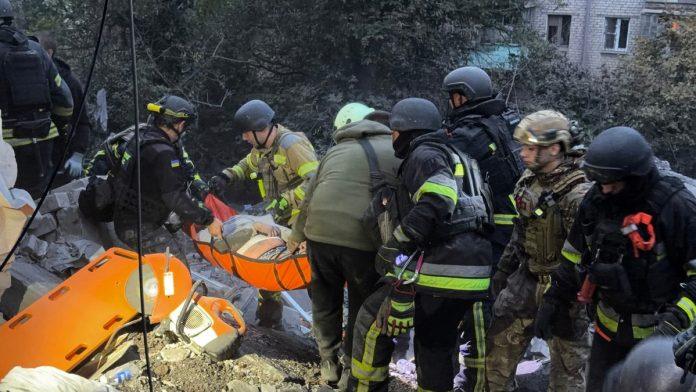 (foto,-video)-jeziv-ruski-udar-na-zaporozje-na-grad-baceno-5-vodenih-avionskih-bombi,-17-poginulih,-medu-njima-i-deca:-ukrajina-proglasila-dan-zalosti