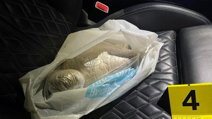 (foto)-velika-akcija-policije-u-centru-beograda-pretresli-automobil-i-stan-i-zaplenili-drogu-i-novac