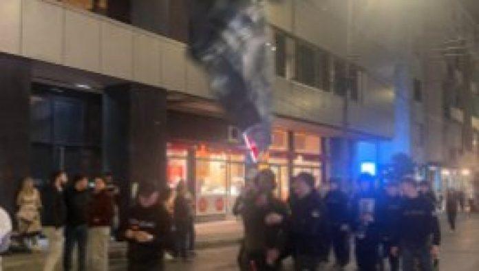 funkcioneri-“studentske-liste”-u-nisu-nasrnuli-na-mladice-sa-likom-generala-mladica:-vojkan-mladenovic-ih-licno-sklanjao-(video)
