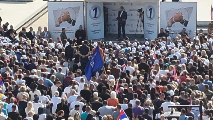 “aco,-srbine”-i-“pobeda,-pobeda”:-veliki-broj-gradana-docekao-vucica-u-leskovcu,-osvanuo-i-transparent-“gospodar-vucic”-(foto)