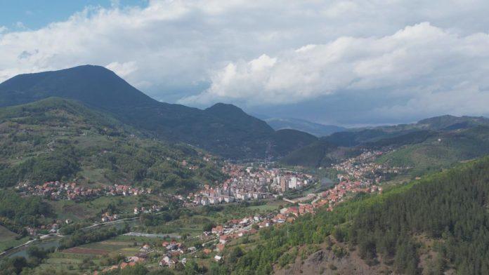 jeziv-prizor-u-zbunju-prestravio-priboj:-mestani-u-strahu-od-opasne-sekte-i-misticnog-rituala-–-“sve-je-namenski-okaceno”