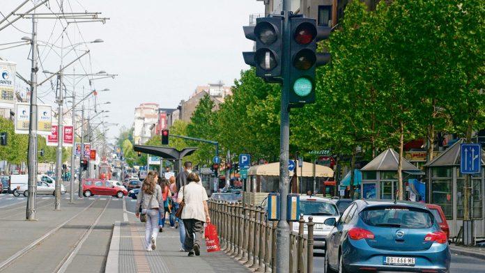 vozaci-zbunjeni-zbog-zelene-strelice-pogresan-potez-moze-vas-kostati-120.000-dinara,-ode-i-dozvola,-a-u-najtezim-slucajevima-mozete-i-u-zatvor!