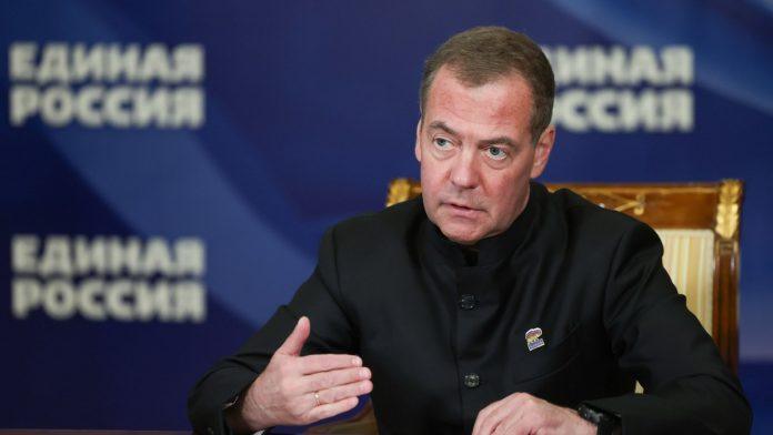 medvedev-reagovao-na-trampov-poziv-na-smenu-zelenskog,-pa-porucio:-“saberite-se”