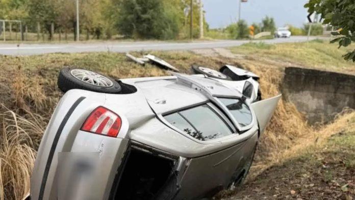 (foto)-automobil-sav-smrskan-zavrsio-u-kanalu-pored-puta!-teska-saobracajka-kod-novog-sada:-popucali-prozori,-otpali-delovi-vozila