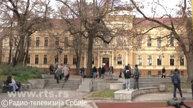 Ученици-Јовине-гимназије-у-школској-згради-после-више-од-годину-дана Ученици-Јовине-гимназије-у-школској-згради-после-више-од-годину-дана