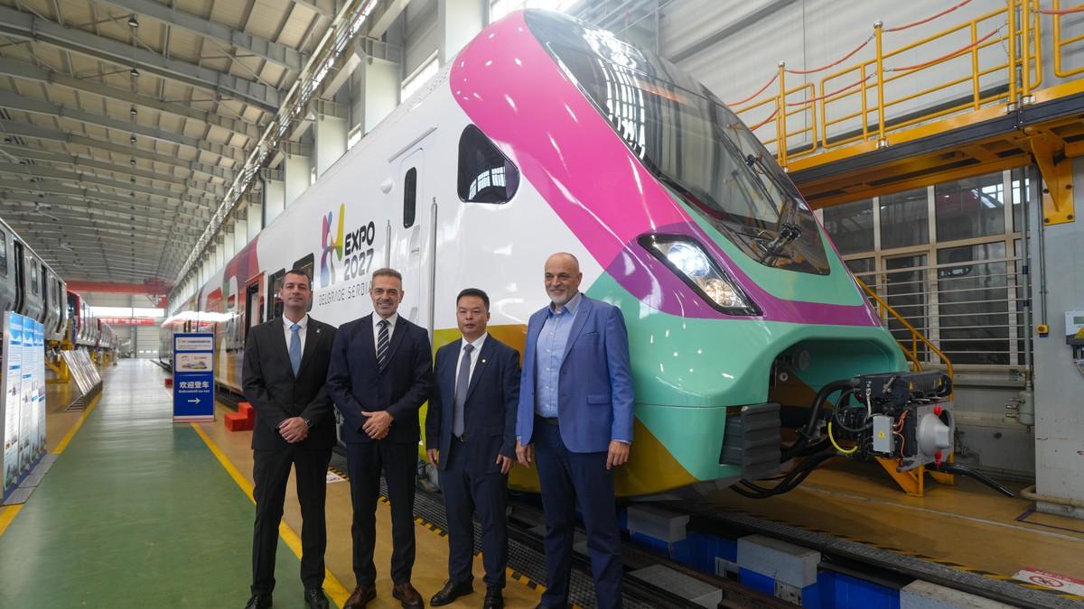 stize-9-novih-lepotana-iz-kine-pogledajte-kako-izgledaju-novi-vozovi-koji-ce-spajati-beograd,-aerodrom-i-ekspo:-razvijaju-120-na-sat-i-primaju-380-putnika stize-9-novih-lepotana-iz-kine-pogledajte-kako-izgledaju-novi-vozovi-koji-ce-spajati-beograd,-aerodrom-i-ekspo:-razvijaju-120-na-sat-i-primaju-380-putnika