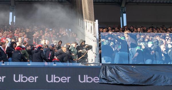 zastrasujuci-incident-u-bundesligi:-posle-nereda-na-tribinama-povredeno-malo-dete-/video/ zastrasujuci-incident-u-bundesligi:-posle-nereda-na-tribinama-povredeno-malo-dete-/video/