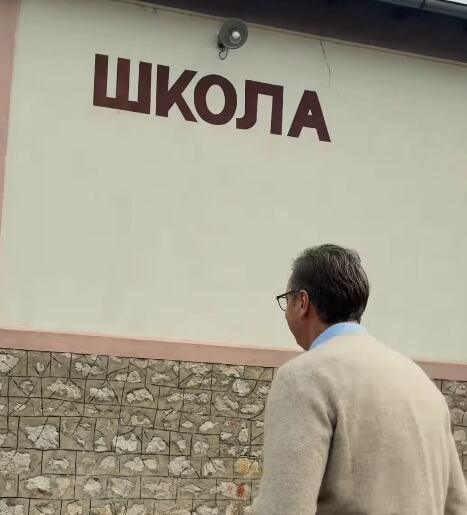 “pred-nama-su-ogromna-ulaganja-u-skole-i-vrtice”-vucic-svratio-u-selo-izvor,-osnovna-skola-obnovljena-(video) “pred-nama-su-ogromna-ulaganja-u-skole-i-vrtice”-vucic-svratio-u-selo-izvor,-osnovna-skola-obnovljena-(video)