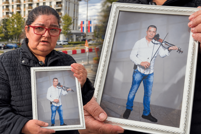 “moj-sin-truli,-a-ona-kaze-da-nije-kriva”-majka-nastradalog-muzicara-dejana-mitrovica-mazi-sliku-i-lije-suze:-advokat-ubice-mi-je-rekao-da-sam-neuka-(video)