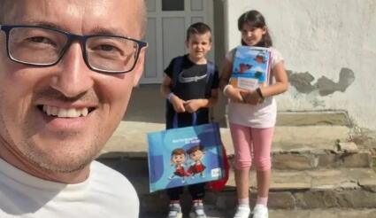 da-nije-bilo-ministarke…-deca-iz-sela-tovrljane-i-ucitelj-zahvalni-durdevic-stamenkovski-sto-je-odrzala-obecanje:-dobili-novu-“daciju”-da-ide-u-skolu da-nije-bilo-ministarke…-deca-iz-sela-tovrljane-i-ucitelj-zahvalni-durdevic-stamenkovski-sto-je-odrzala-obecanje:-dobili-novu-“daciju”-da-ide-u-skolu